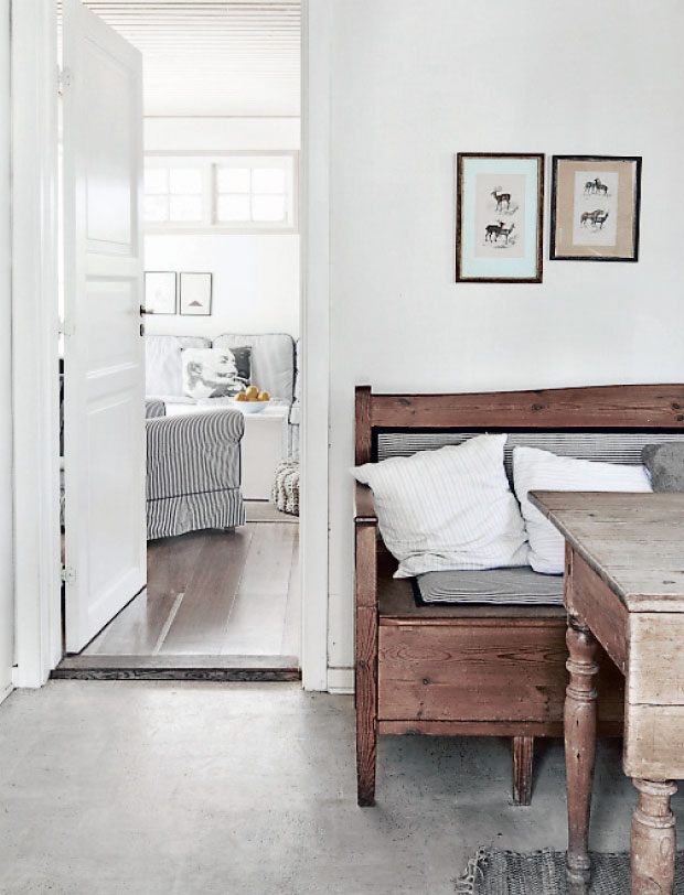 Summer Cottage with blues - via Coco Lapine